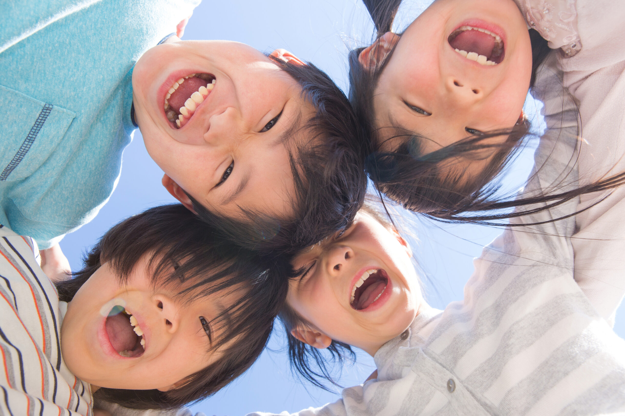 肩を組んで円陣を組む子供たち