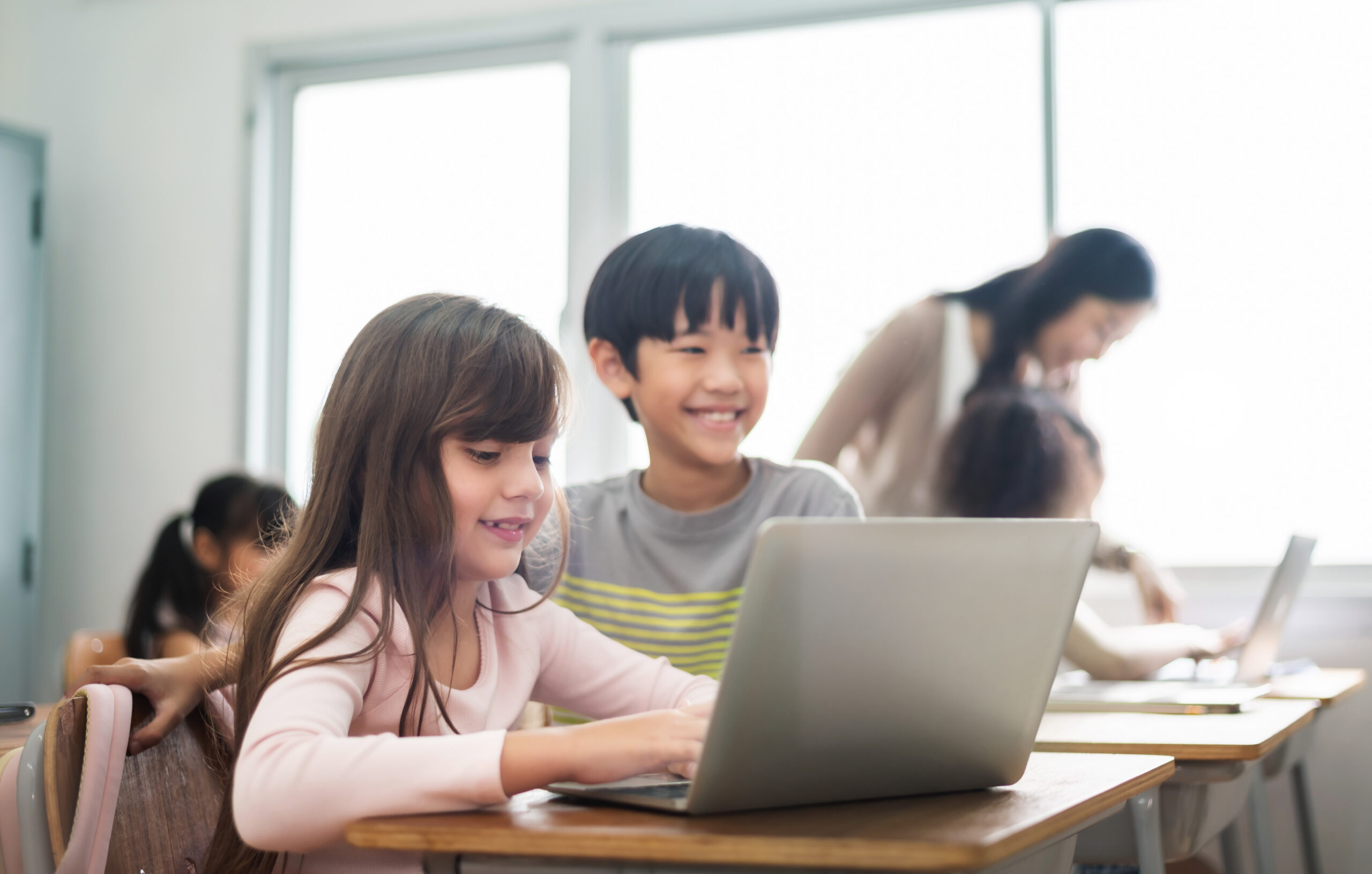 タブレットを使って授業を受ける女の子