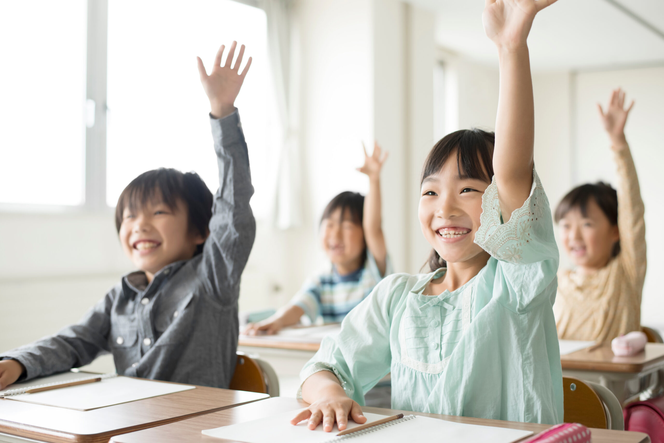 元気よく手を挙げる子供たち